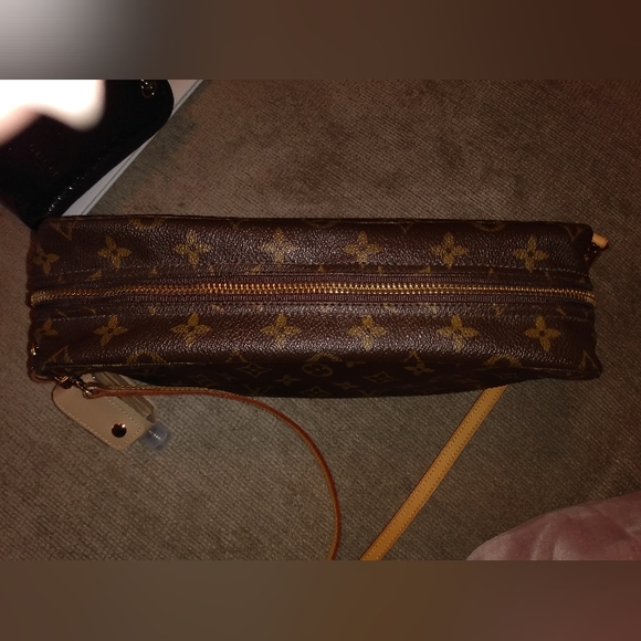 Louis Vuitton crossbody bag - Picture 2 of 16